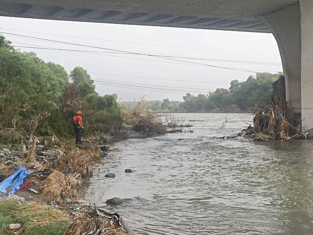 Los rescatistas en la búsqueda del hombre que había sido arrastrado por la corriente. Foto: Protección Civil de Nuevo León.