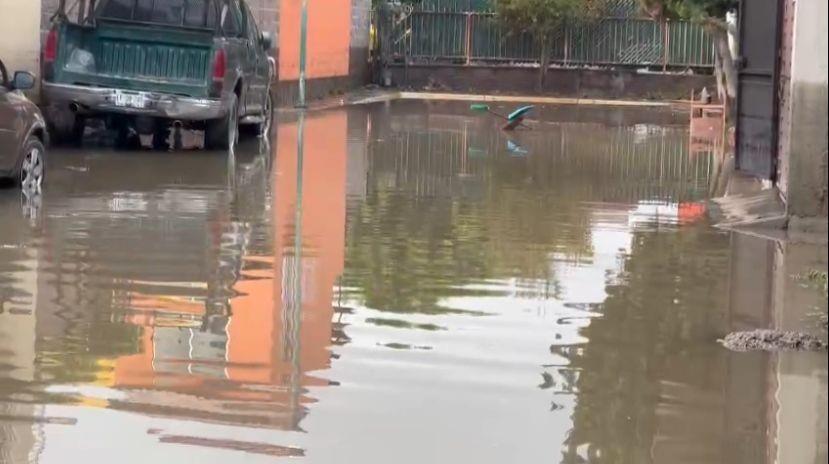 Aparentemente la inundación se debió a que las aguas del Dren dos que conecta con el Canal Río de La Compañía se desbordaron. Imagen: Cortesía.