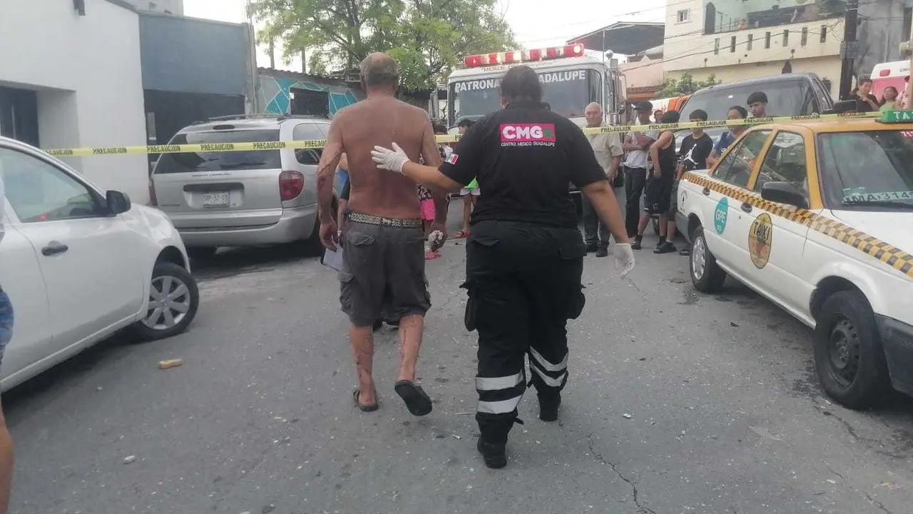 Hombre caminando herido tras explosión en la colonia Valle Soleado. Foto: Raymundo Elizalde