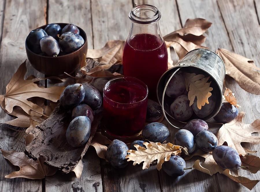 El jugo de ciruela pasa que se prepara de manera natural ayuda contra el estreñimiento. Foto: Vidactual.