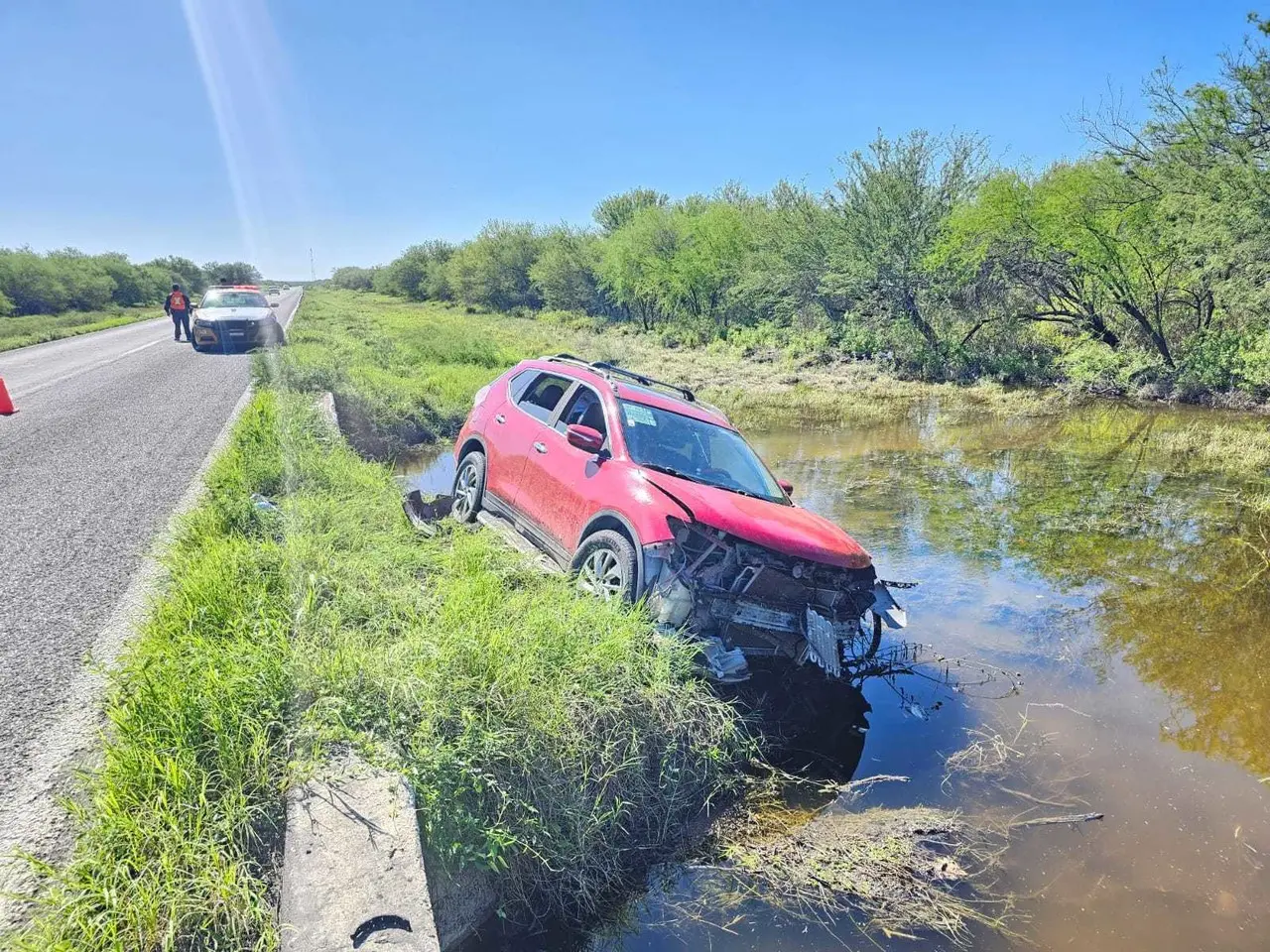 Guardia Estatal auxilia a automovilista tras accidente en Carretera Federal 101. Foto: SSPT