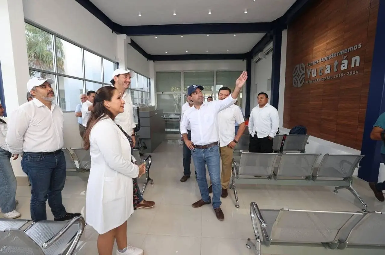 El gobernador Mauricio Vila Dosal acudió ayer a las instalaciones del Hospital General de Valladolid para supervisar la remodelación hecha al nosocomio.- Foto oficial