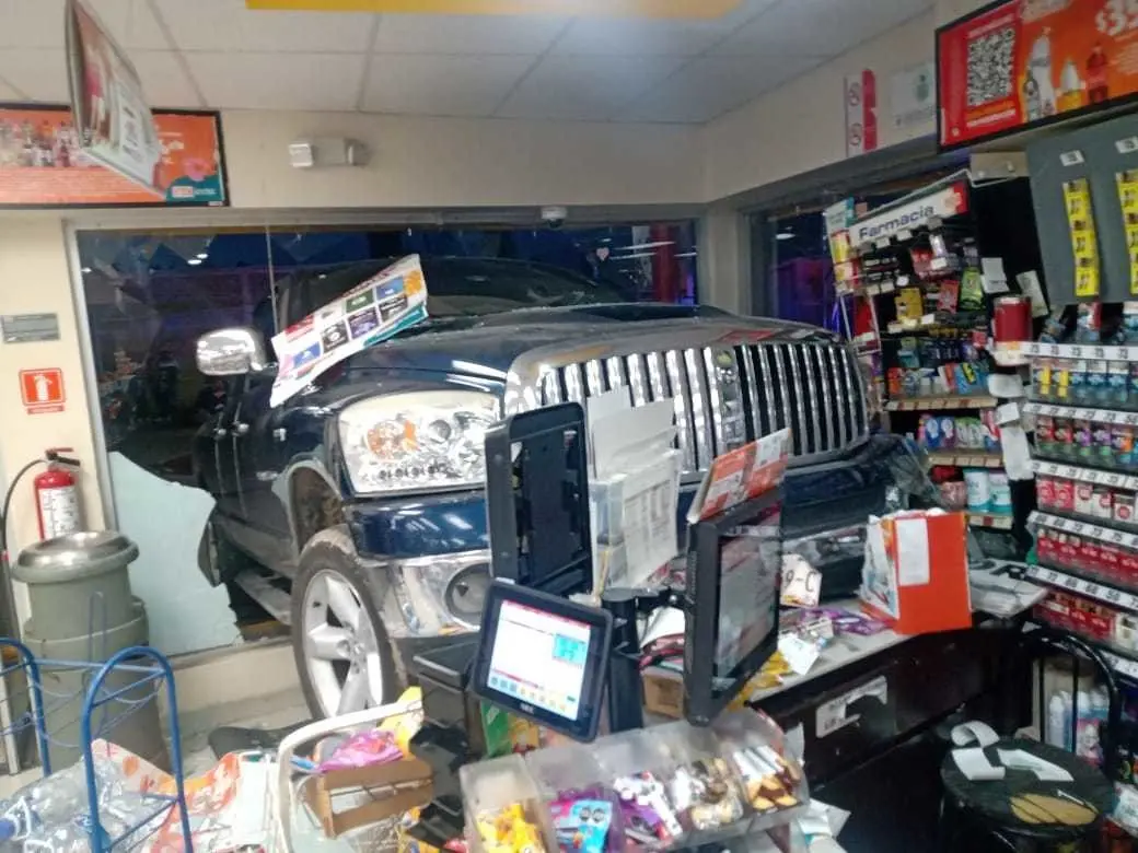 Un conductor perdió el control de su camioneta y se metió a un OXXO. Foto: Especial.