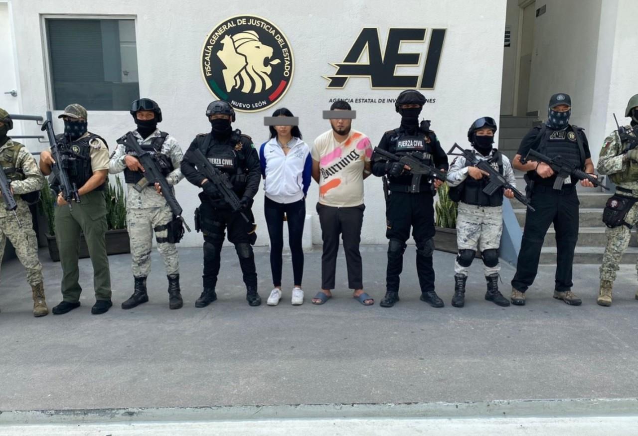 Edson N y Debanie N tras haber sido detenidos por las autoridades. Foto: X @GpoCoordSegNL.