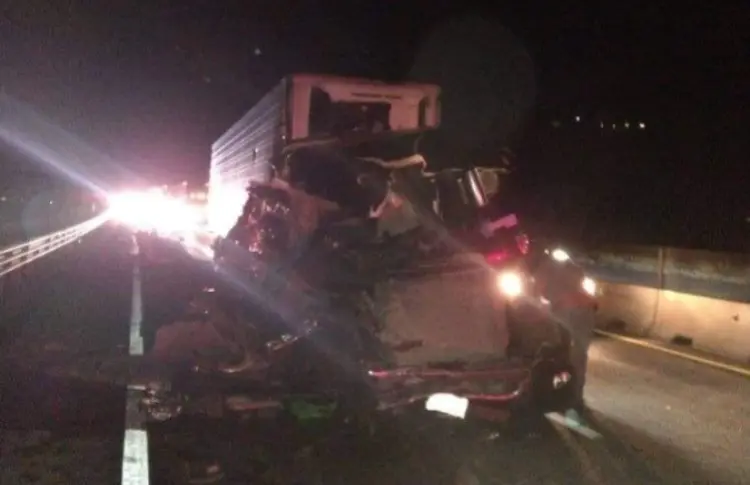 El tráiler sufrió daños materiales y el conductor con golpes leves. Foto: Facebook Al Día N.L.