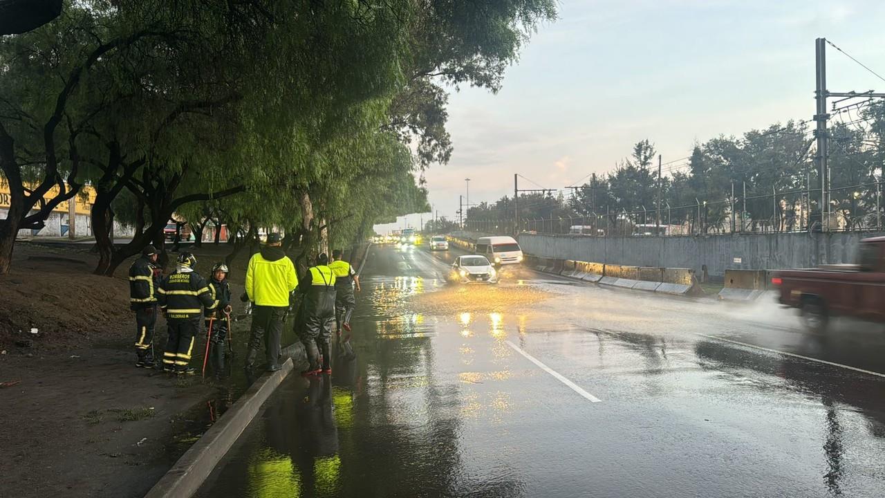 Bomberos de la CDMX acudieron al lugar de los hechos. Foto: Ramón Ramírez