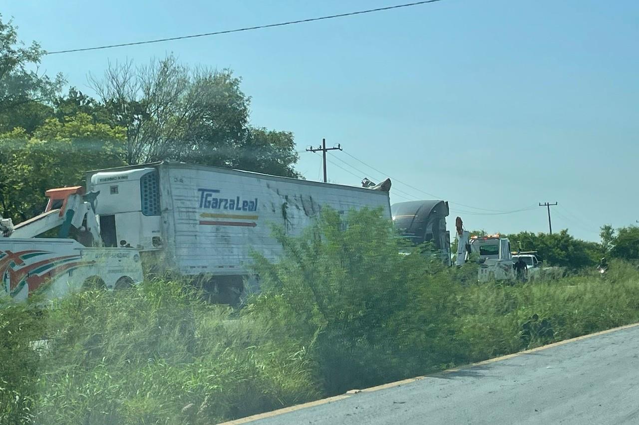 El incidente involucró a un tráiler y 2 vehículos, sin personas lesionadas. Foto. PCNL