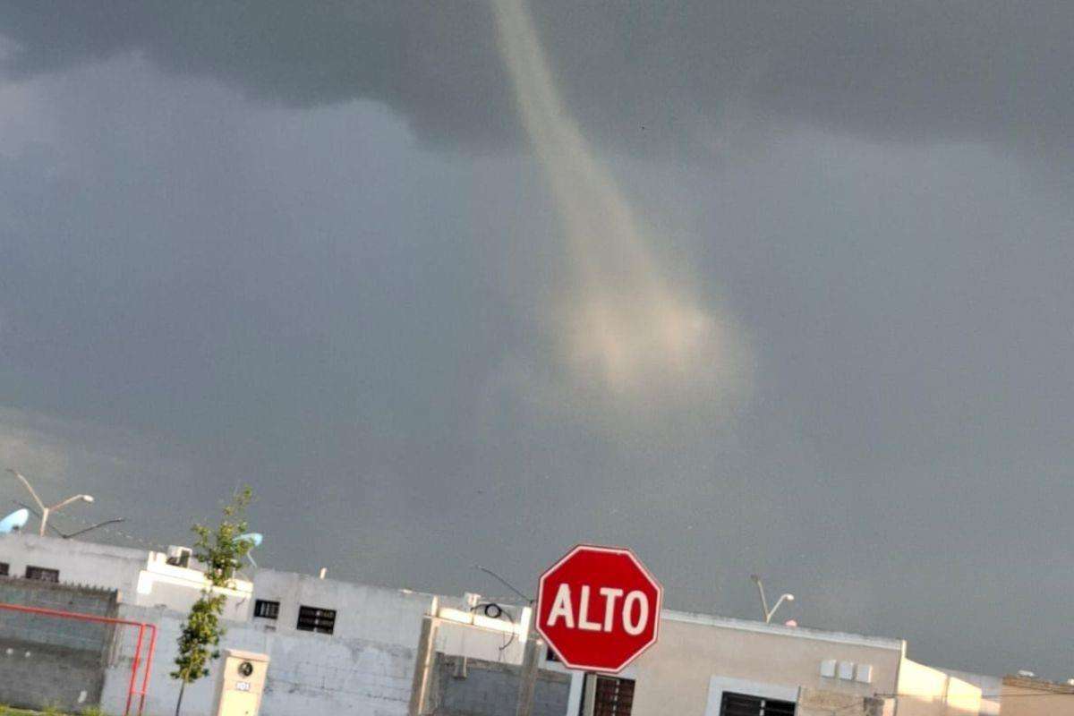 Tornado en Salinas Victoria. Foto: Rafael Enríquez