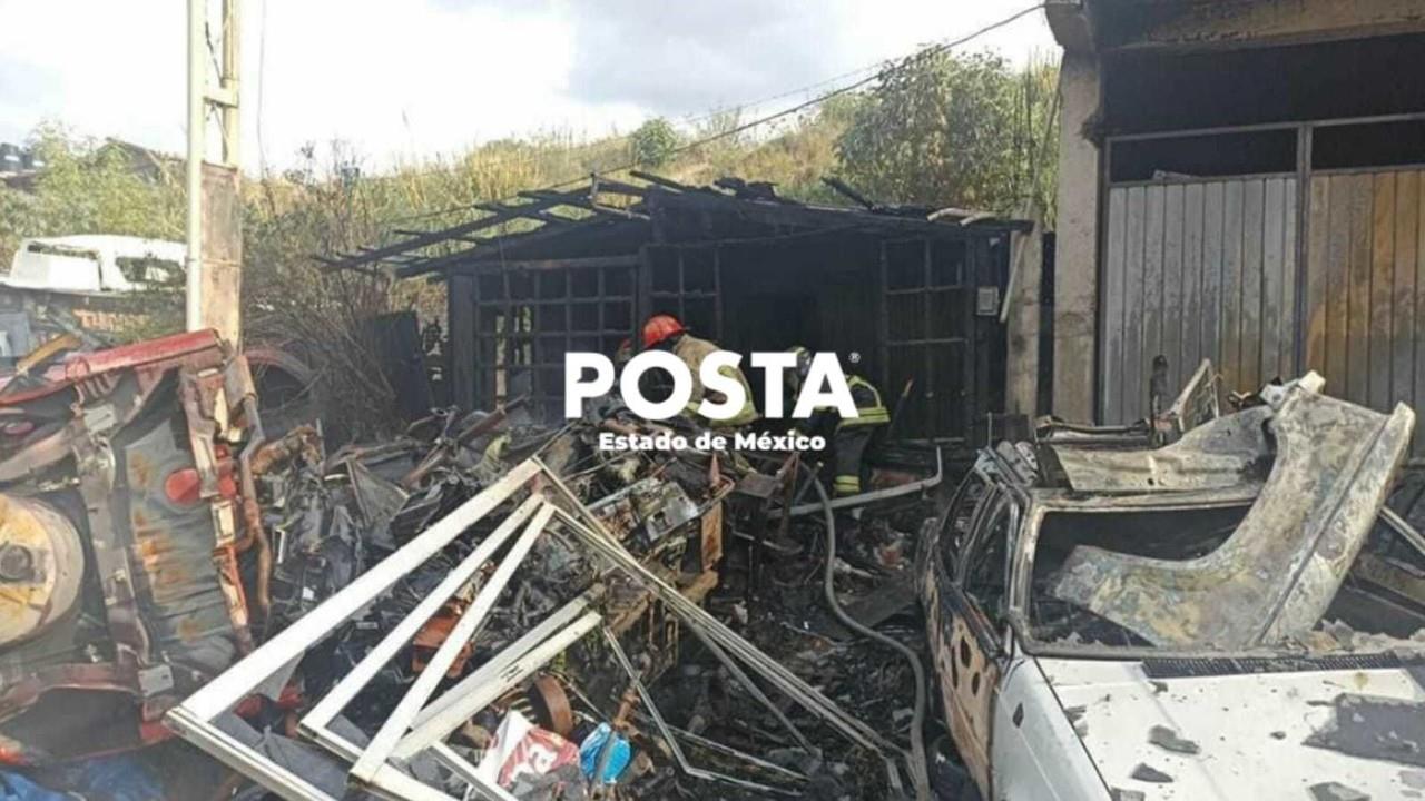 Elementos de Bomberos trabajaron de forma rápida y evitaron que las llamas se extendieran. Foto: Fernando Cruz