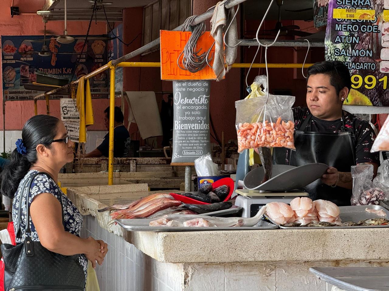 Comerciantes de mariscos reportan bajas ventas debido a las inclemencias del tiempo provocadas por el huracán “Beryl” en Yucatán. Foto: Irving Gil