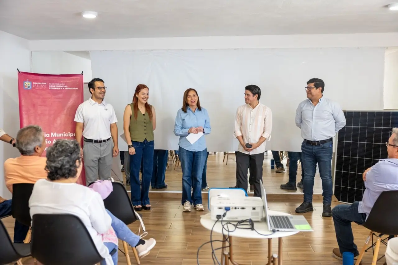 Durante el curso también se abordaron temas como el cuidado del agua y la energía, compartiendo información sobre la situación actual. Foto: Cortesía.