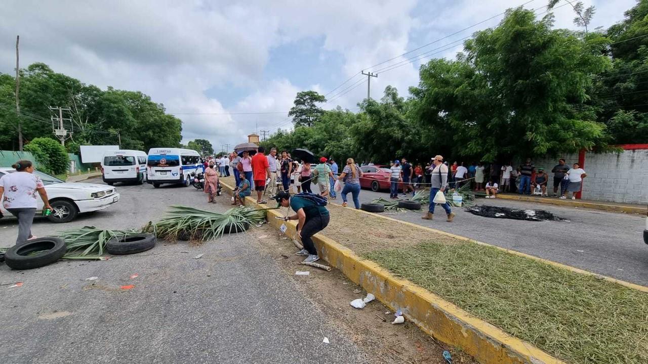 Manifestantes en Tabasco bloquean carretera, exigiendo cierre de empresa que contaminó agua y aire, afectando salud. Foto Armando de la Rosa