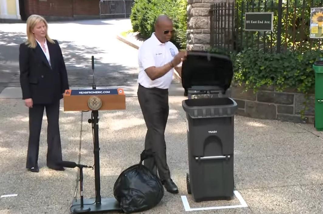 El alcalde anunció que todos los edificios tendrán que tener el bote de basura oficial de Nueva York. Foto. Captura de Imagen