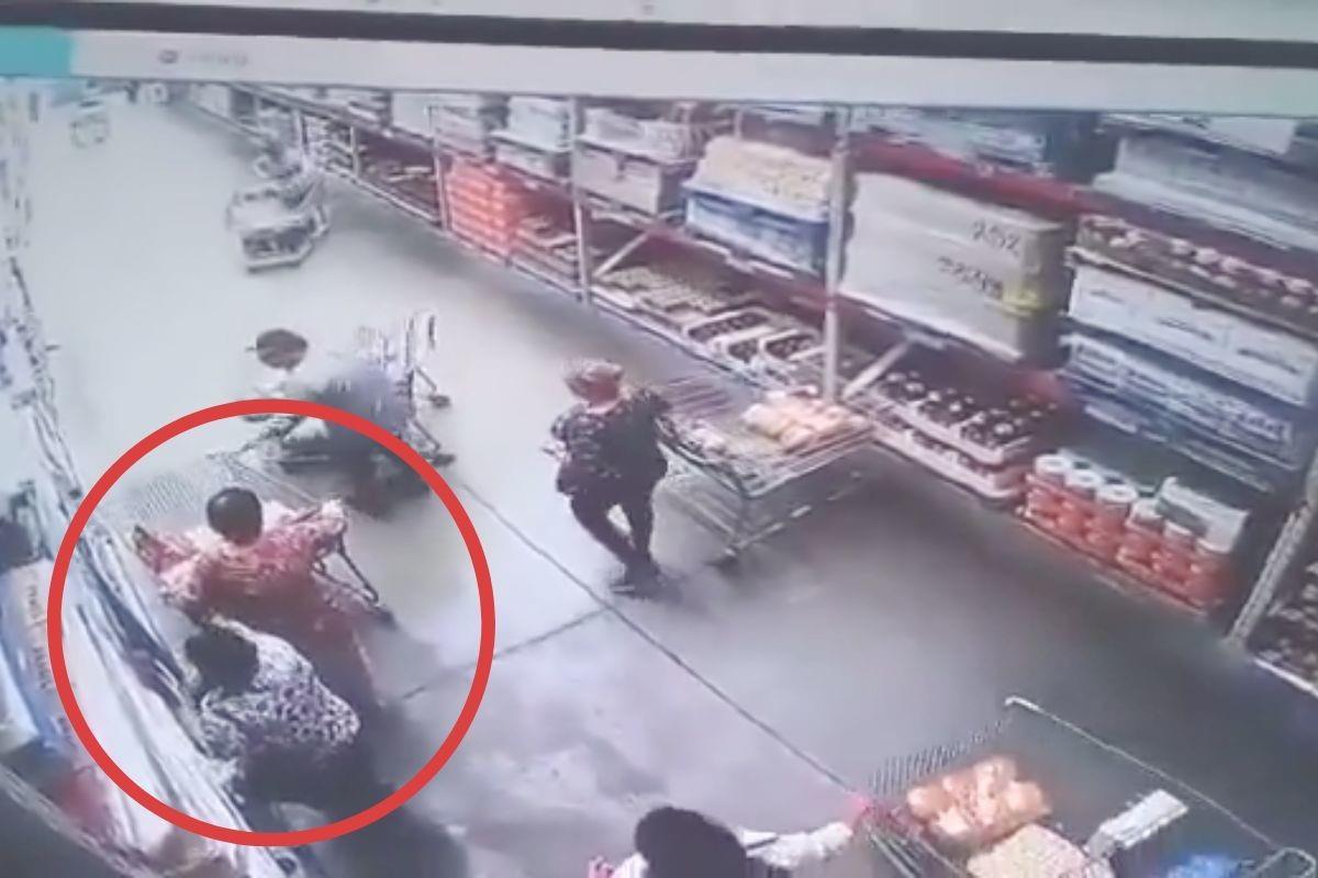 Mujer robando las pertenencias de otra en un supermercado. Foto: X @anonopshispano