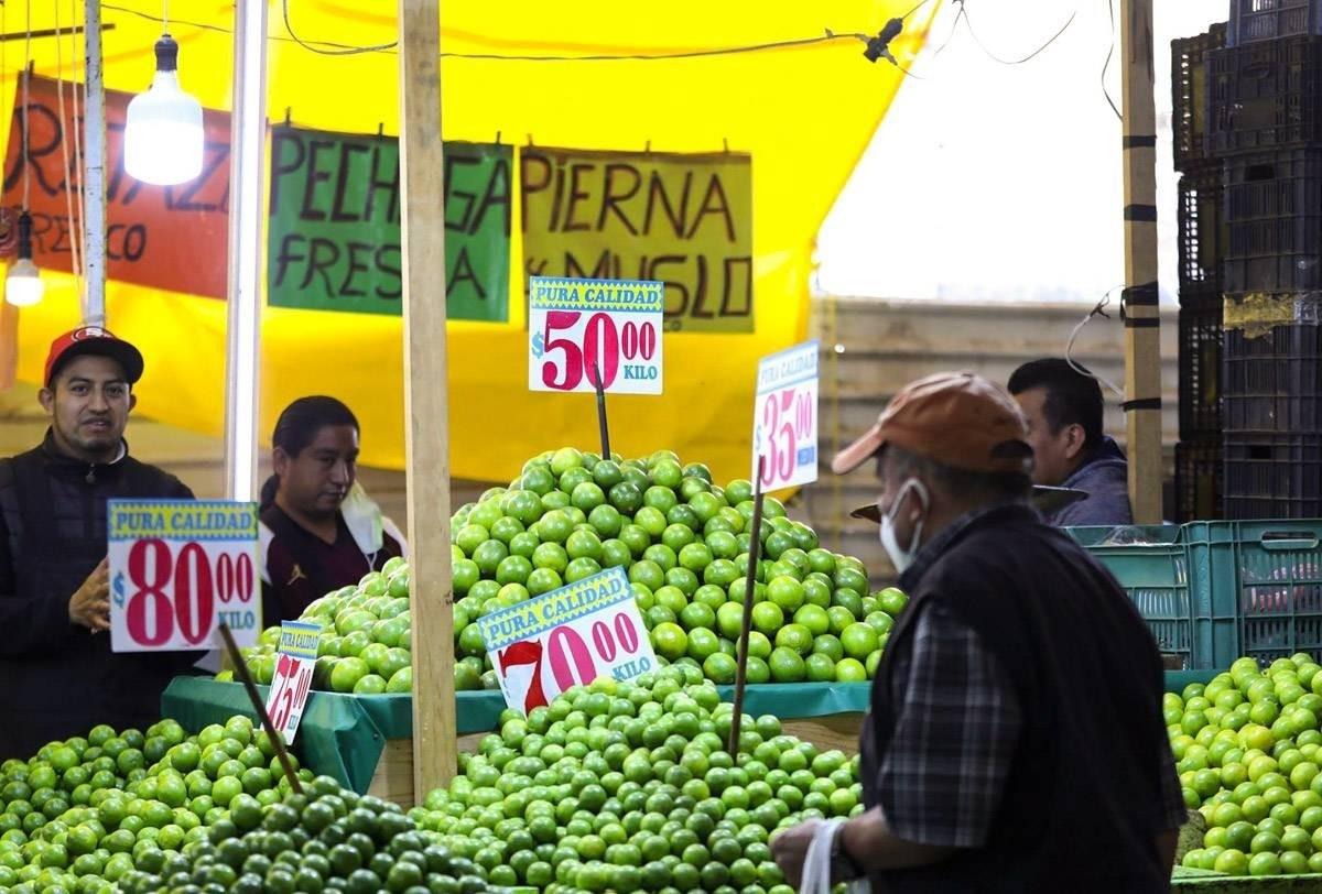 Las frutas y verduras que se venden en un mercado ubicado en una central de abastos. Foto: Capital-21 CDMX.