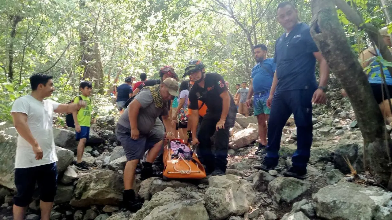 Luego de ser ubicada por los rescatistas, la mujer fue atendida e inmovilizada y comenzaron su descenso. Foto: PCNL.