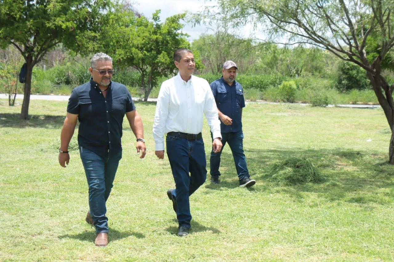 En compañía de su esposa Adri de la Garza, el alcalde Treviño destacó que la construcción del centro presenta un avance del 80 por ciento. Foto: Especial.