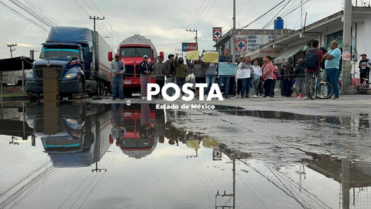 Los manifestantes argumentan que tienen nueve meses comprando el agua en pipas, con costo que va hasta los mil 600 pesos. Foto: Fernando Cruz