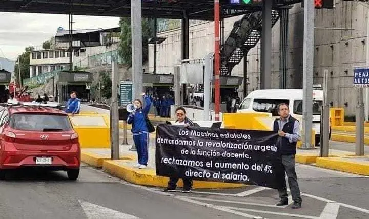 Maestros toman caseta en la Autopista México-Pachuca exigiendo aumento salarial. Foto: RRSS