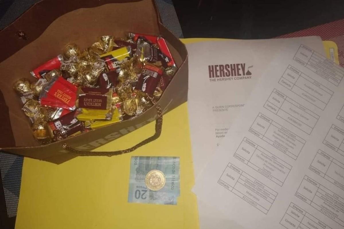 Chocolates, 30 pesos y cartas de recomendación Foto: Facebook