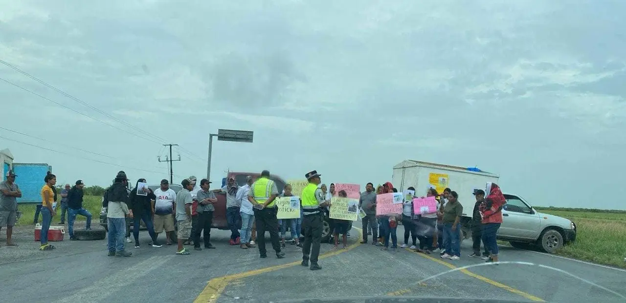 Derivado de una manifestación civil, la circulación se encuentra cerrada en la Carretera Federal 101 Matamoros-San Fernando a la altura del kilómetro 219. Foto: SSPT