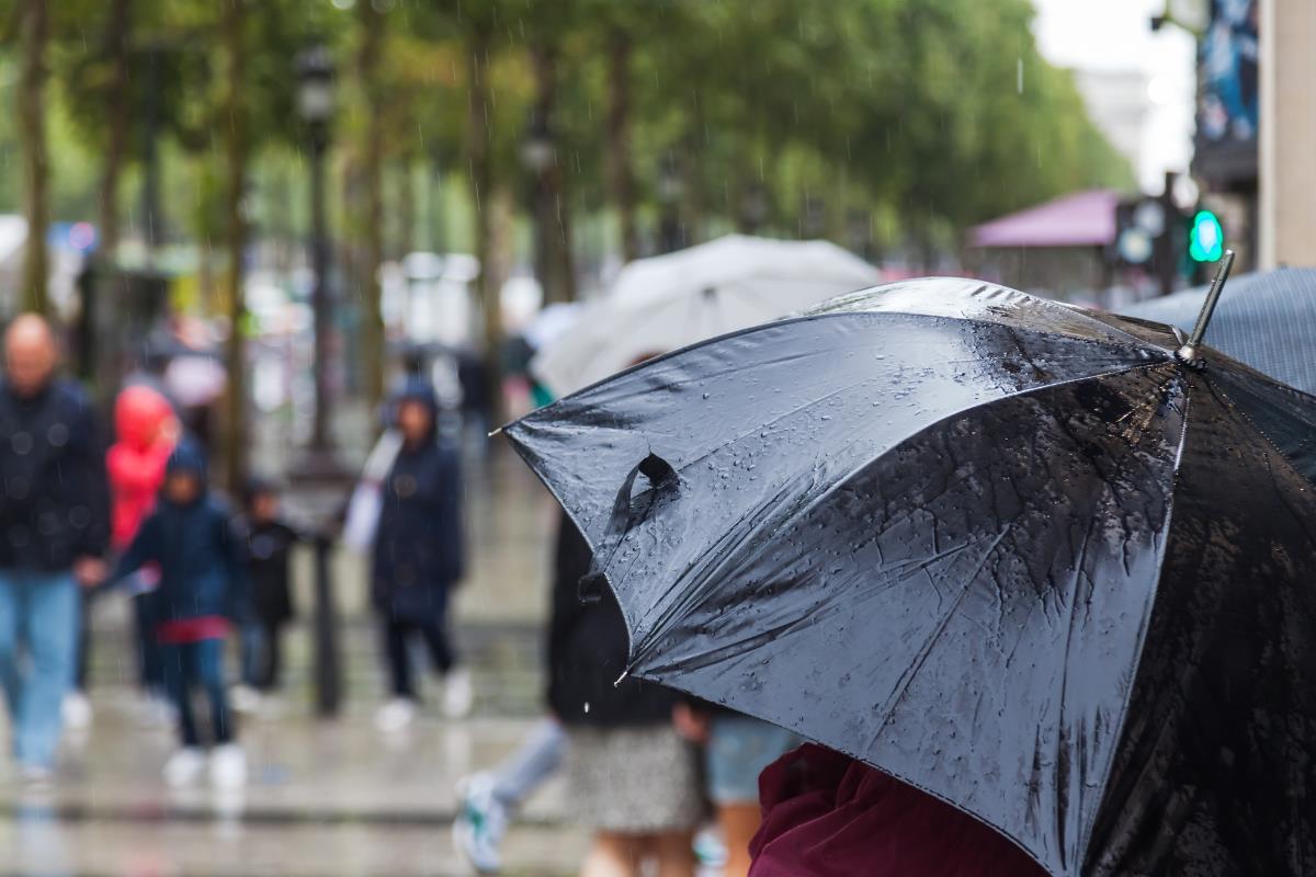 Persona en la lluvia en la ciudad. Foto: Especial