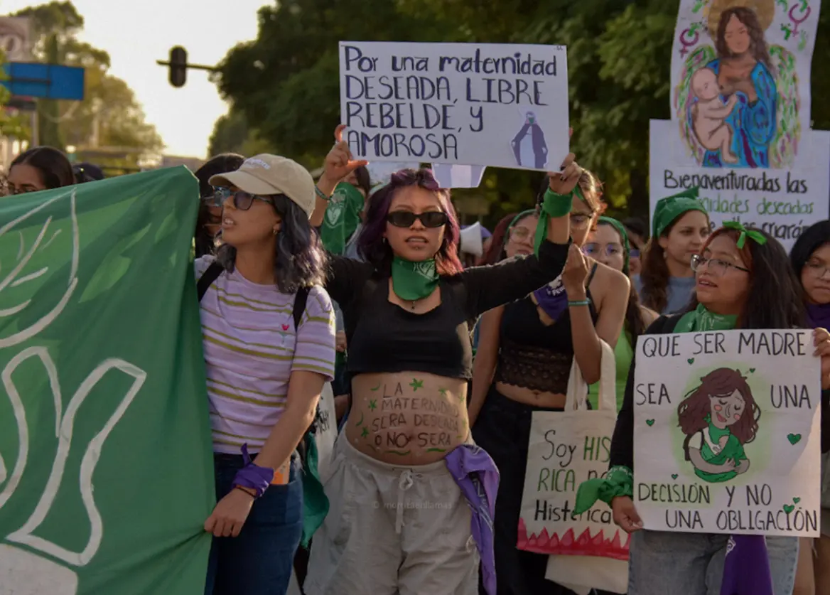 Mujeres con pancartas. Foto: X @amnistiamexico