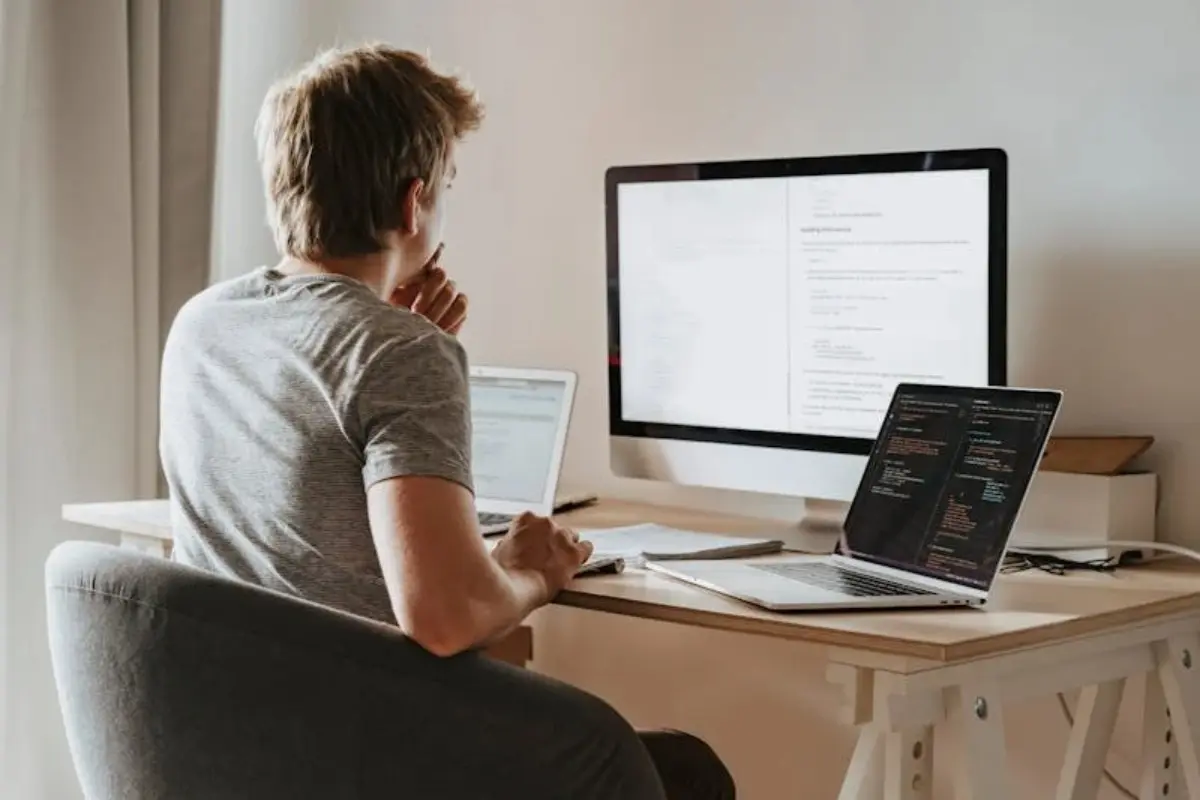 Joven buscando empleo Foto: Pexels