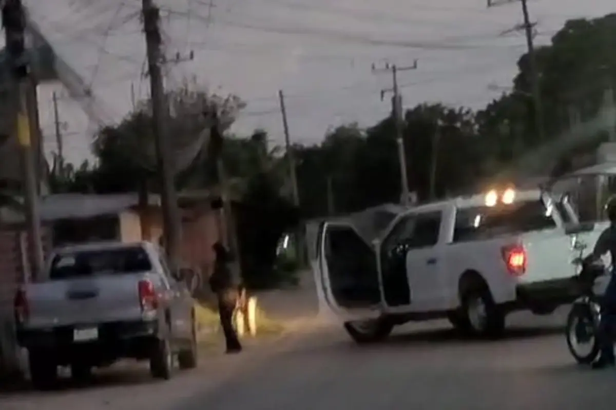 Vehículos estacionados en la escena del crimen Foto: Armando de la Rosa