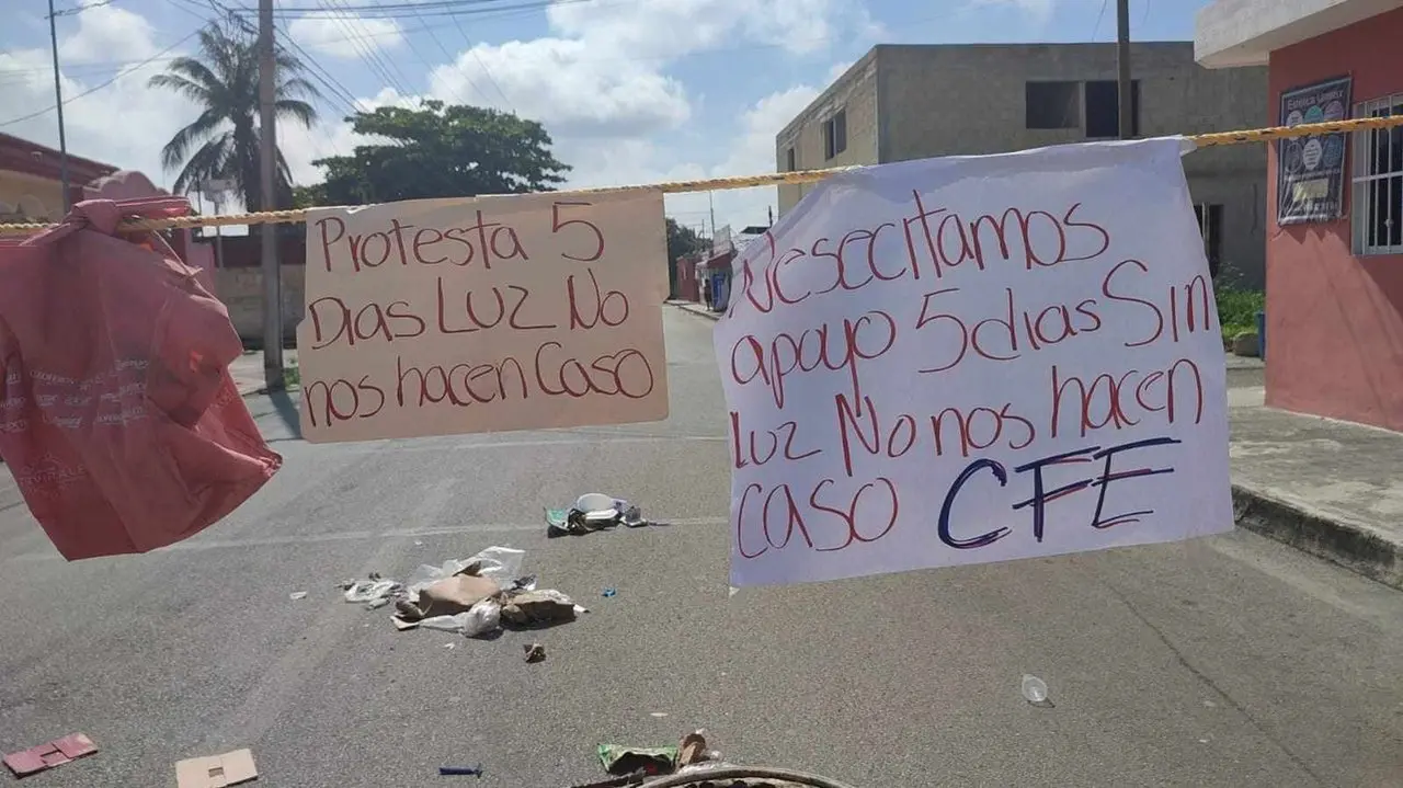 Vecinos de la colonia Emiliano Zapata Oriente mantienen cerrada una calle de la zona debido a que desde hace 5 días no tienen energía eléctrica.- Foto de Telesur Yucatán