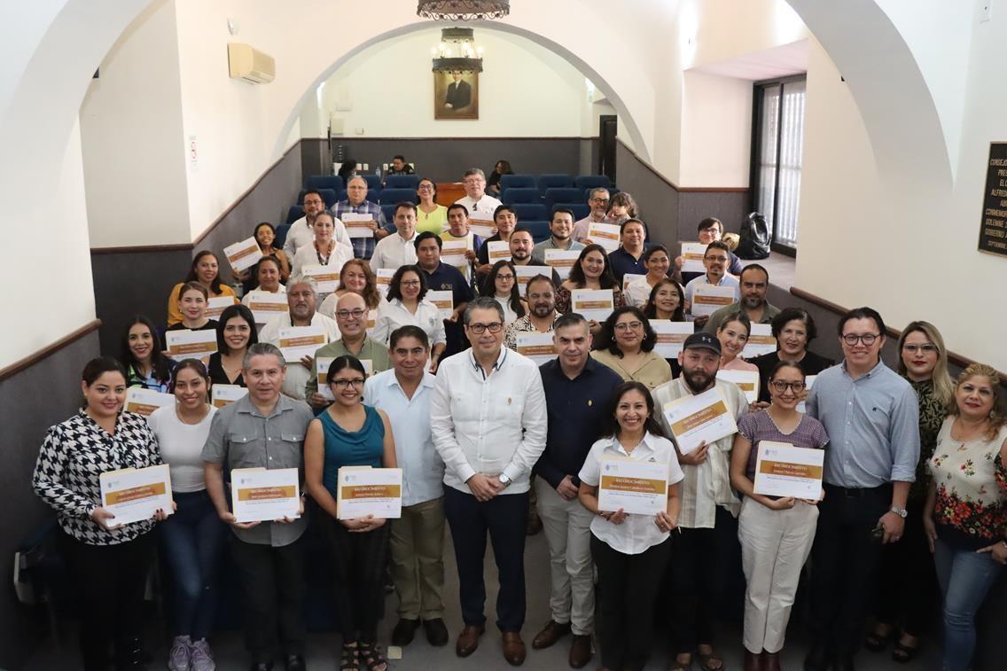 La Uady reconoció a los  Integrantes de la Red de Comunicación  tras cursar el taller “Estrategias de Mercadotecnia en Instituciones Educativas”.- Foto de la Uady