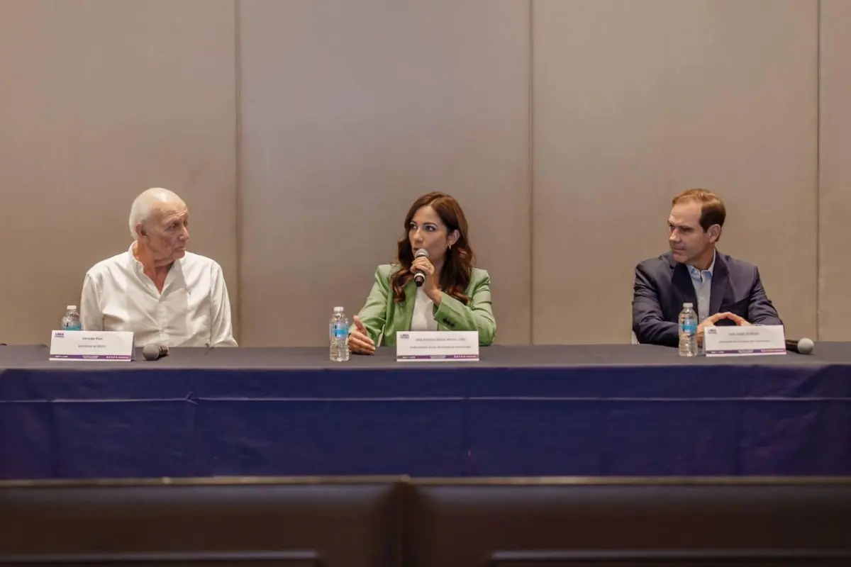 Libia Denisse junto a miembros del Tribunal de Guanajuato Foto: Tribunal Estatal Electoral de Guanajuato