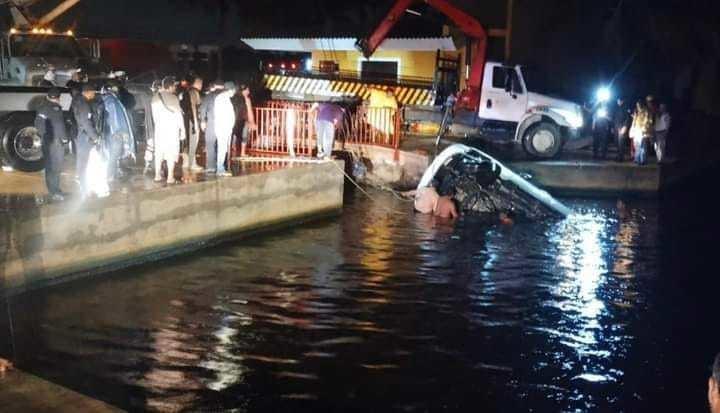 Una camioneta dentro de un río en Coatzacoalcos, Veracruz. Foto: Redes sociales