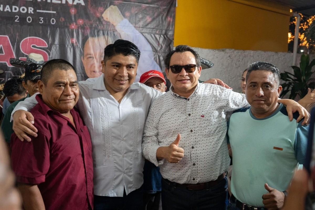 Huacho Díaz junto a simpatizantes Foto: X(Twitter) @huachodiazmena