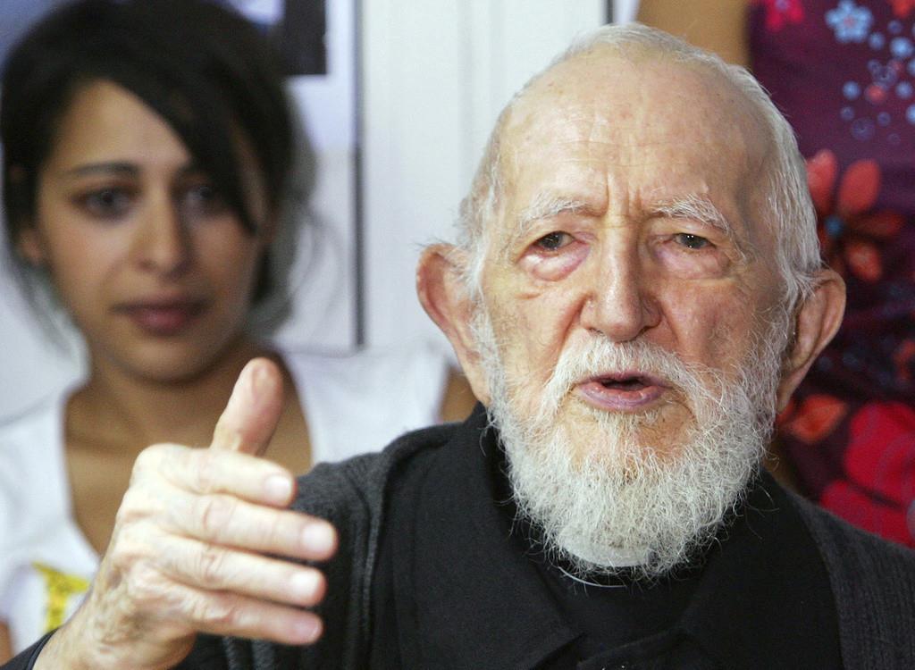 Abbe Pierre habla con los periodistas en su casa de Alfortville, en el este de París, Francia, el 5 de agosto de 2005. (AP Foto/Remy de la Mauviniere)