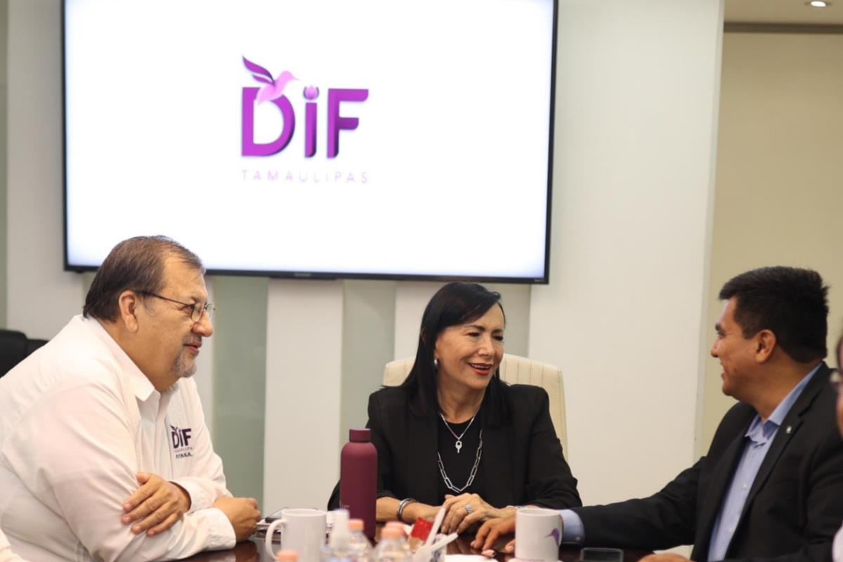 Reunión de trabajo entre la directora general del DIF Tamaulipas, Patricia Lara Ayala (centro), el procurador de Protección de Niñas, Niños y Adolescentes (izq.) y el cónsul de Honduras, Juan Manuel Cáceres Flores, en las oficinas de DIF Estatal. Foto: Age