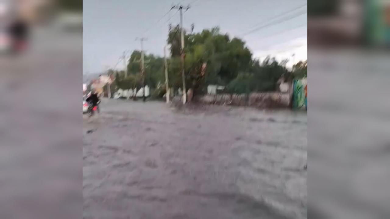 La fuerte lluvia provocó encharcamientos que dejó decenas de vehículos varados. Foto: Carptura de pantalla