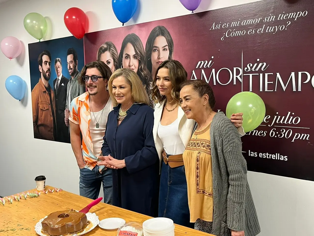 Lety Calderón celebró su cumpleaños al lado de actores como Alma Delfina y Juanita Arias. Foto. Luis Ortega.