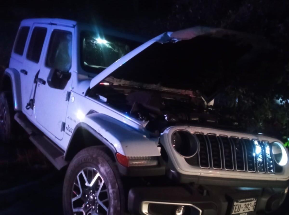 La camioneta Jeep tras haber volcado en la vía Arroyo - Matehuala, de la cual una mujer terminó herida. Foto: Facebook Al Día N.L.