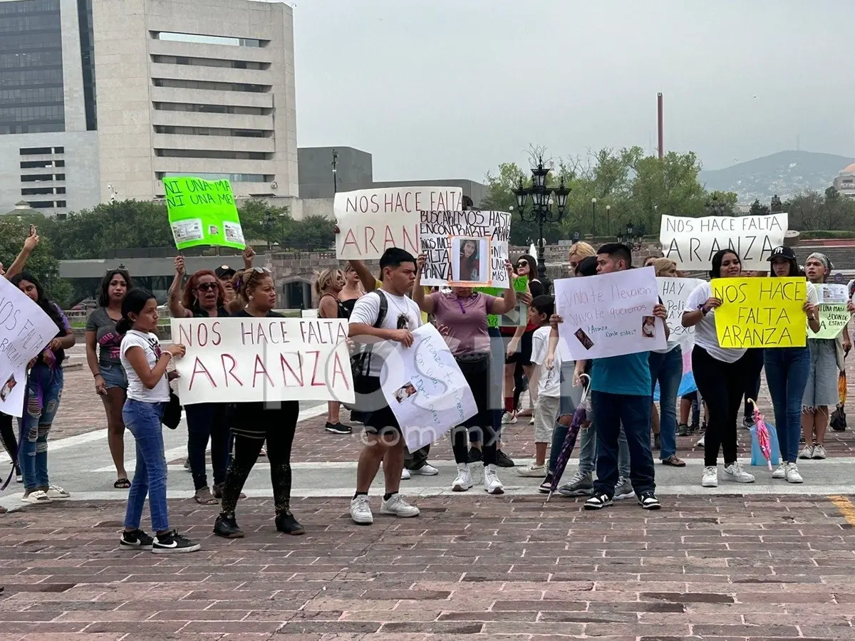 Familiares y amigos de Aranza, joven trans que desapareció el pasado 7 de julio de 2024, protestan frente al Palacio de Gobierno. Foto: Rosy Sandoval