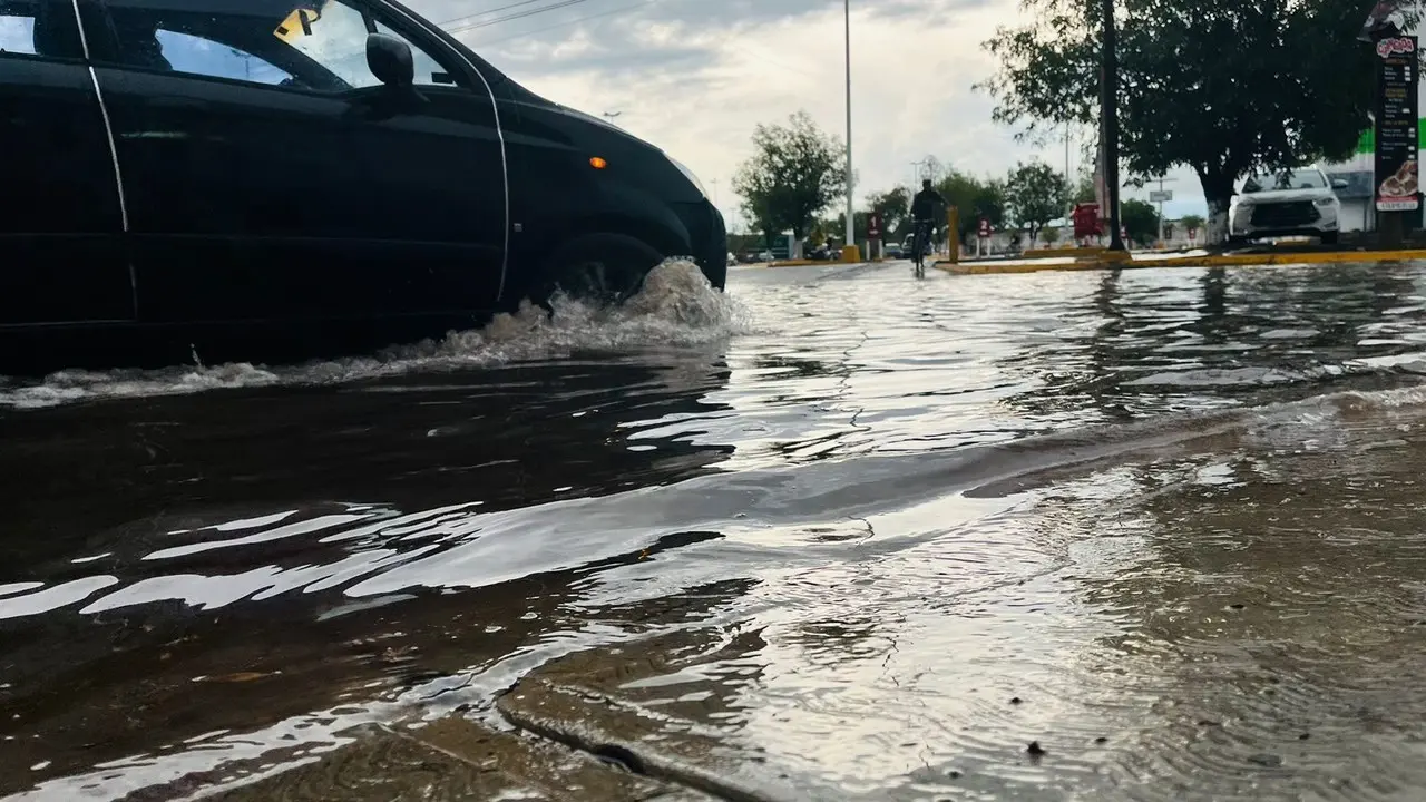 Encharcamientos en la ciudad de Durango tras tormenta la tarde de este jueves. Foto: Jesús Carrillo.