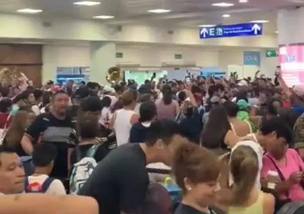Cantan Cielito Lindo por caída de Microsoft en Aeropuerto de Cancún (VIDEO)