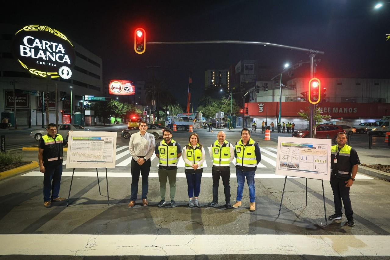 La Secretaria de Desarrollo Urbano Sostenible, Brenda Sánchez y funcionarios realizando trabajos en la avenida Cuauhtémoc. Foto: Gobierno de Monterrey.