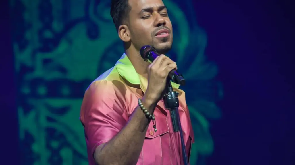 Romeo Santos se disfraza de Ace Ventura para darles una noticia a sus fanáticos
