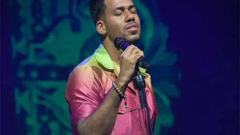 Romeo Santos se disfraza de Ace Ventura para darles una noticia a sus fanáticos