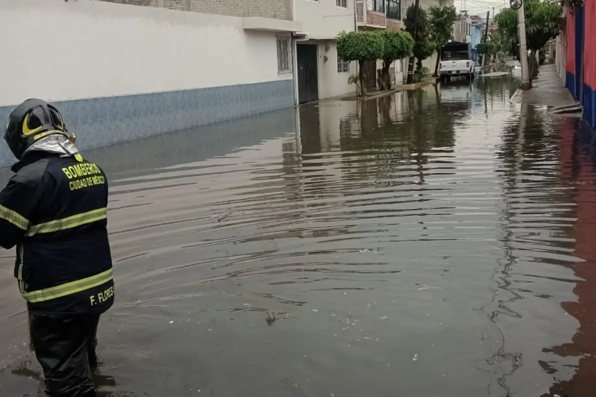 Se registraron algunas inundaciones derivadas a las lluvias en la ciudad. Foto: @Bomberos_CDMX