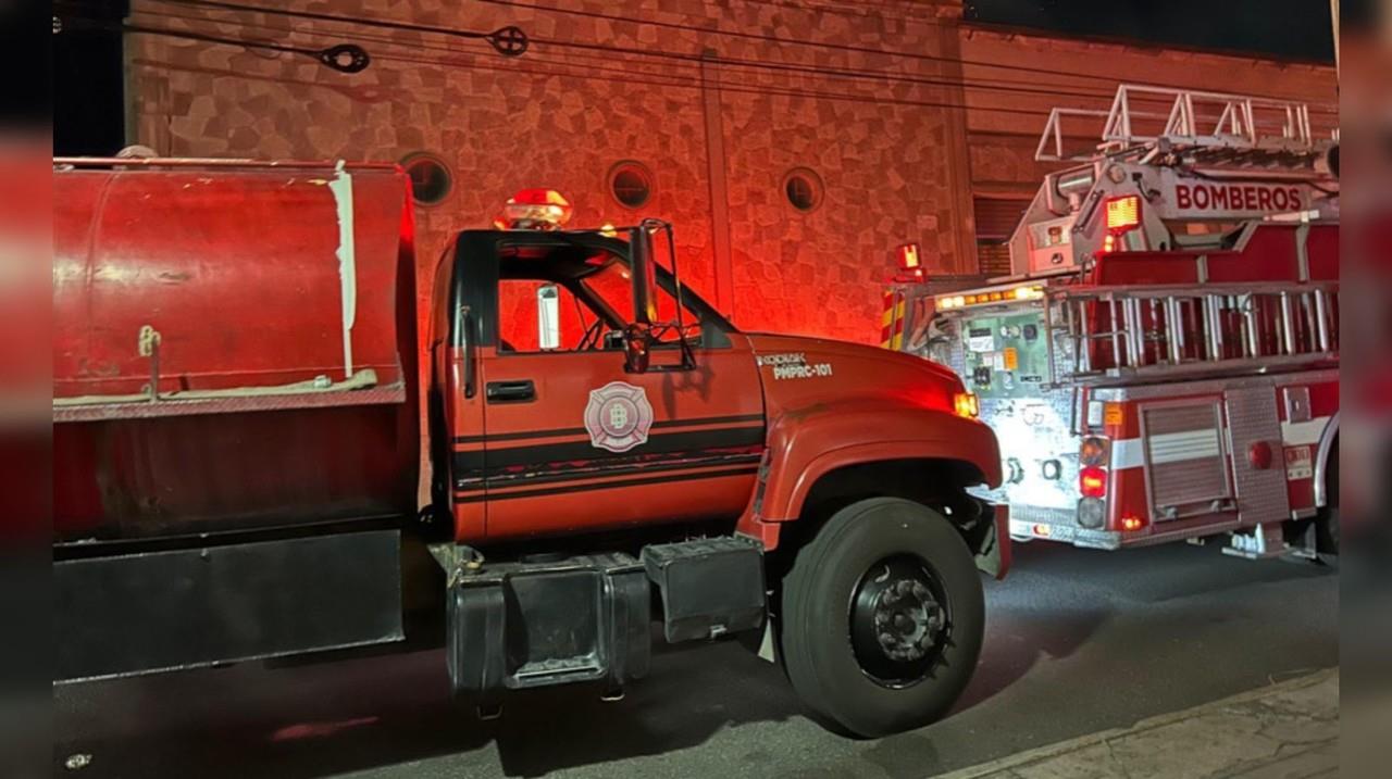 Elementos del cuerpo de bomberos de la capital del estado acudieron a una explosión que se registró en el poblado La Campana. Foto: Especial.