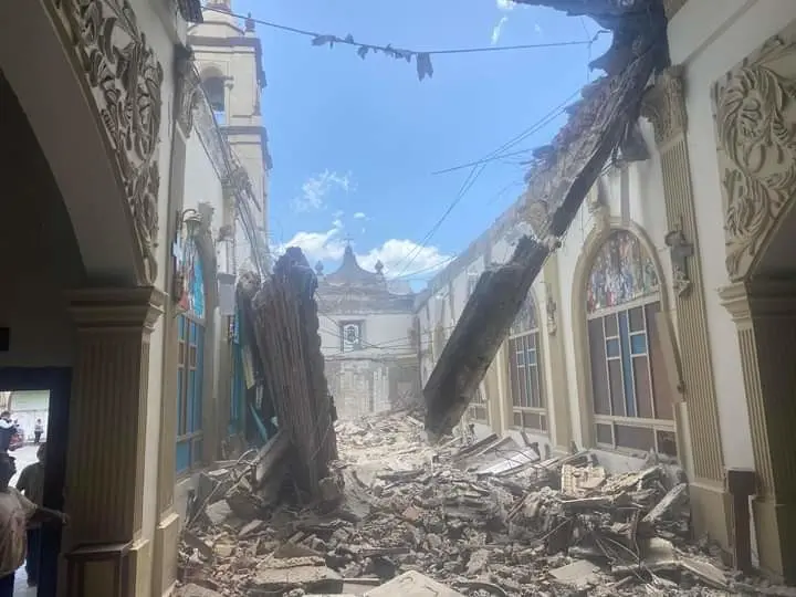 De acuerdo a primeros reportes, de la nada se colapsó la parte superior de la iglesia, ubicada en Galeana No. 104 norte, colonia Centro. Foto. Raymundo Elizalde.