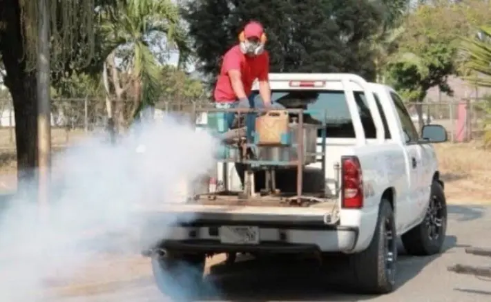 Elementos de la Secretaría de Salud de Guerrero fumigando un área municipal. Foto: Portal de Salud - Colima.