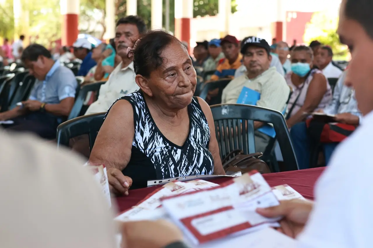 Adultas mayores mexicanas en Estados Unidos tienen derecho a cobrar la pensión otorgada por el Gobierno mexicano. Foto. Programas sociales